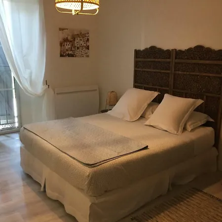 Domaine En Castanet לינה וארוחת בוקר