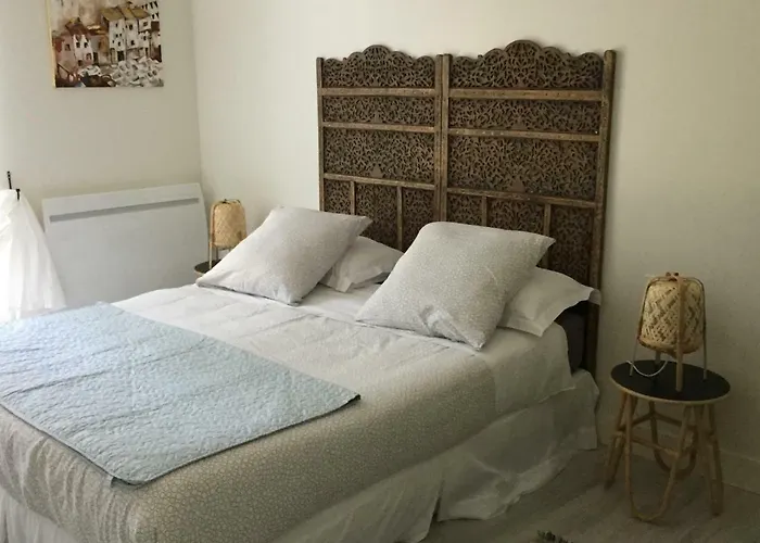 Domaine En Castanet Oda ve Kahvaltı 3*